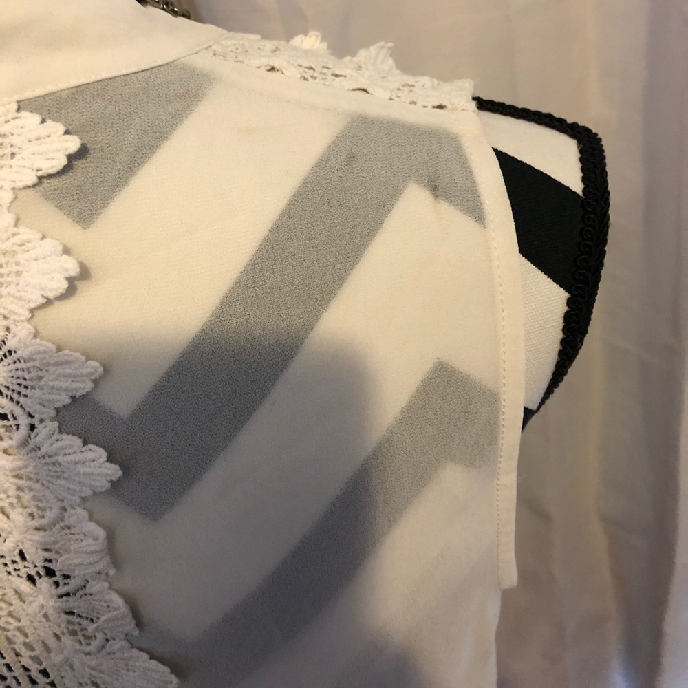 Button up sheer tank - Picture 4 of 7